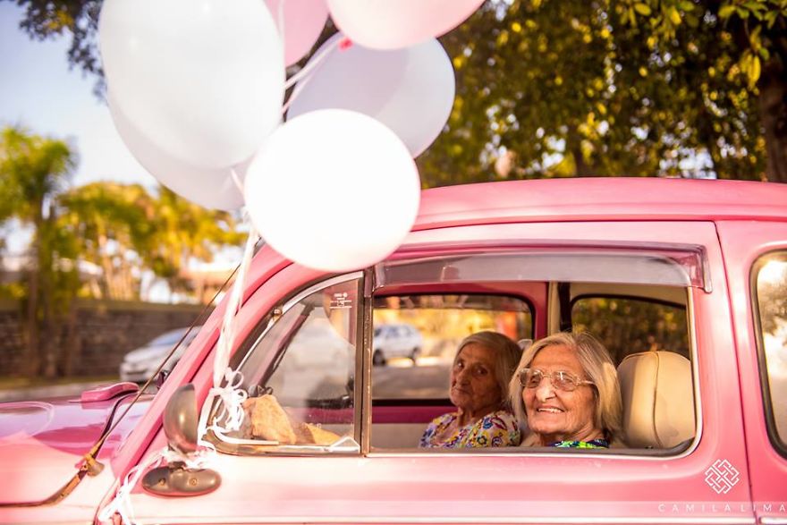 Photographer Captures Twins Celebrating Their 100th Birthday And The Pics Are Just Too Cute Photographer Captures Twins Celebrating Their 100th Birthday And The Pics Are Just Too Cute