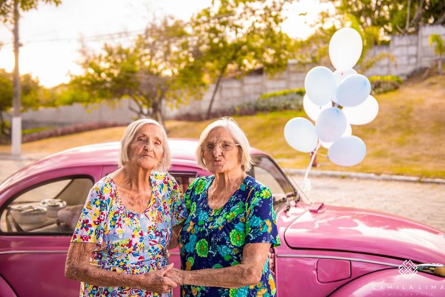 Photographer Captures Twins Celebrating Their 100th Birthday And The Pics Are Just Too Cute Photographer Captures Twins Celebrating Their 100th Birthday And The Pics Are Just Too Cute