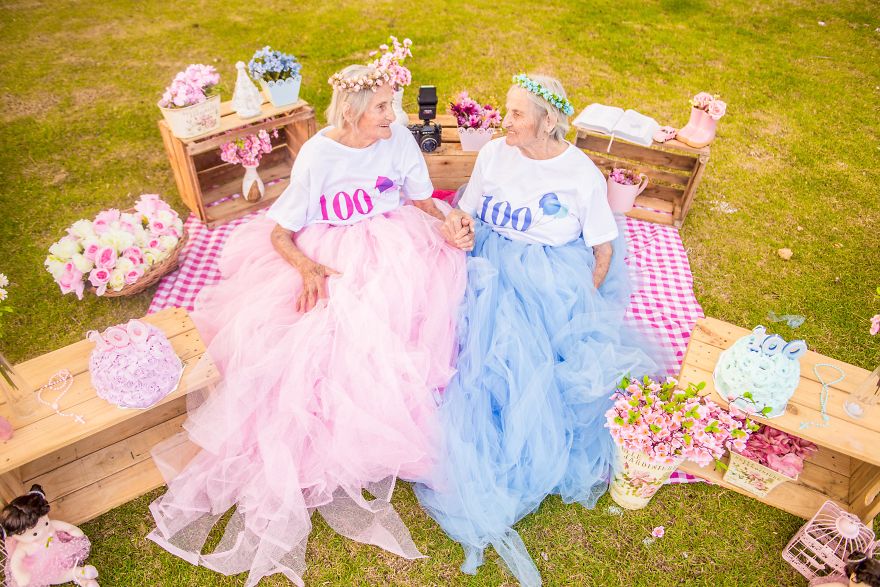 Photographer Captures Twins Celebrating Their 100th Birthday And The Pics Are Just Too Cute Photographer Captures Twins Celebrating Their 100th Birthday And The Pics Are Just Too Cute