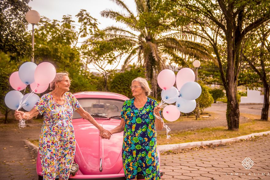Photographer Captures Twins Celebrating Their 100th Birthday And The Pics Are Just Too Cute Photographer Captures Twins Celebrating Their 100th Birthday And The Pics Are Just Too Cute