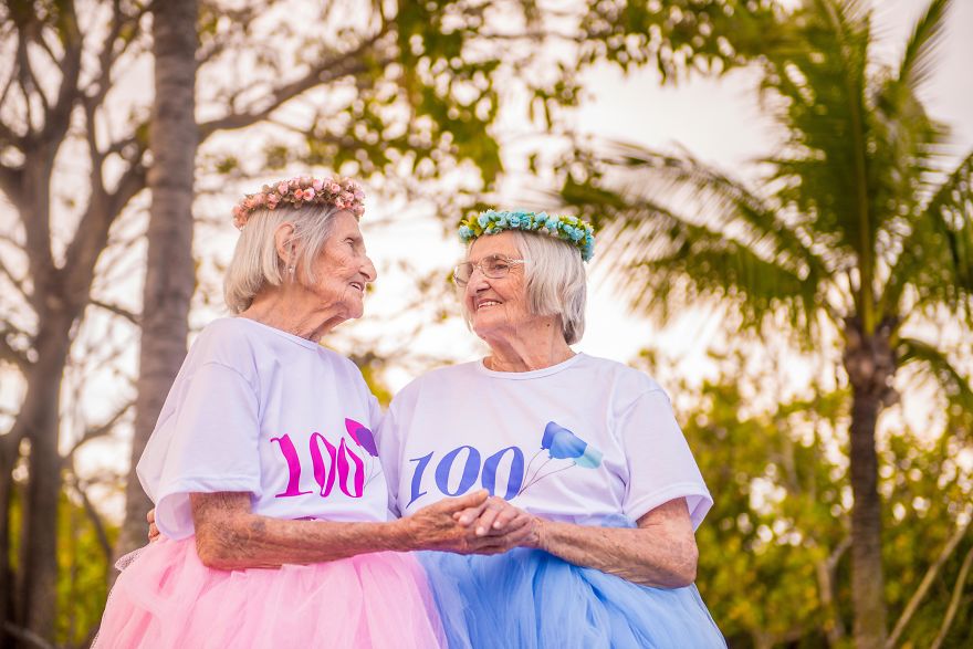 Photographer Captures Twins Celebrating Their 100th Birthday And The Pics Are Just Too Cute Photographer Captures Twins Celebrating Their 100th Birthday And The Pics Are Just Too Cute