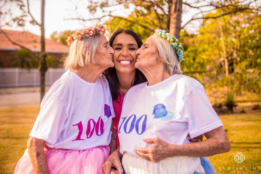 Photographer Captures Twins Celebrating Their 100th Birthday And The Pics Are Just Too Cute Photographer Captures Twins Celebrating Their 100th Birthday And The Pics Are Just Too Cute