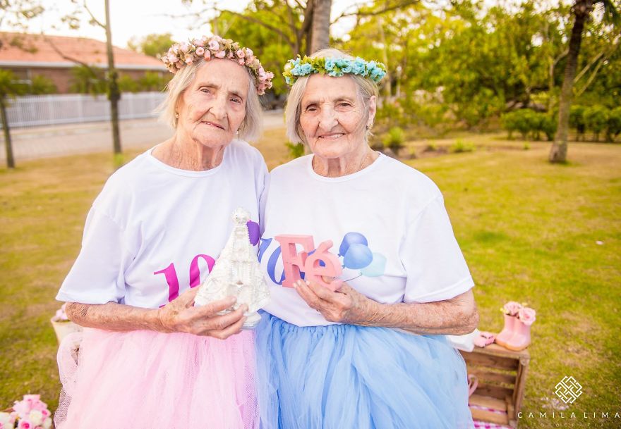 Photographer Captures Twins Celebrating Their 100th Birthday And The Pics Are Just Too Cute Photographer Captures Twins Celebrating Their 100th Birthday And The Pics Are Just Too Cute