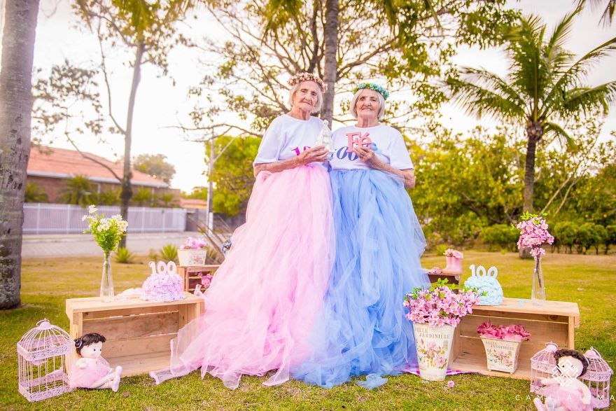 Photographer Captures Twins Celebrating Their 100th Birthday And The Pics Are Just Too Cute Photographer Captures Twins Celebrating Their 100th Birthday And The Pics Are Just Too Cute