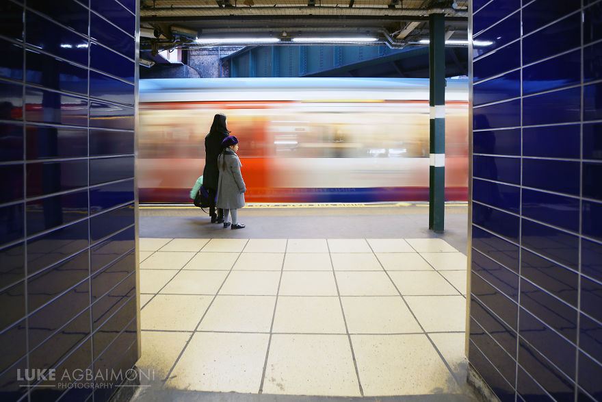 London Photographer Captures Awesome Shots Of People Waiting For Trains London Photographer Captures Awesome Shots Of People Waiting For Trains