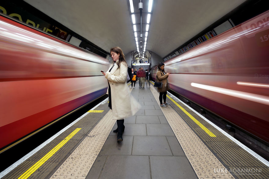 London Photographer Captures Awesome Shots Of People Waiting For Trains London Photographer Captures Awesome Shots Of People Waiting For Trains