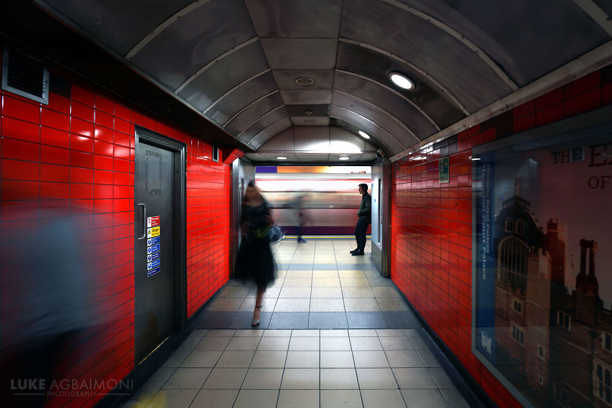 London Photographer Captures Awesome Shots Of People Waiting For Trains London Photographer Captures Awesome Shots Of People Waiting For Trains