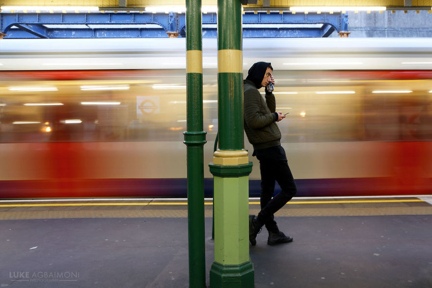 London Photographer Captures Awesome Shots Of People Waiting For Trains London Photographer Captures Awesome Shots Of People Waiting For Trains