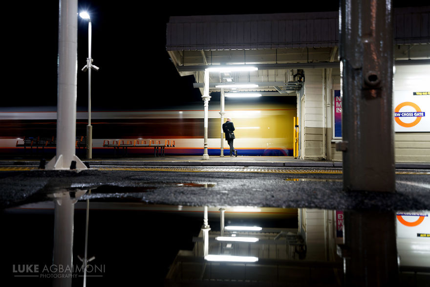 London Photographer Captures Awesome Shots Of People Waiting For Trains London Photographer Captures Awesome Shots Of People Waiting For Trains