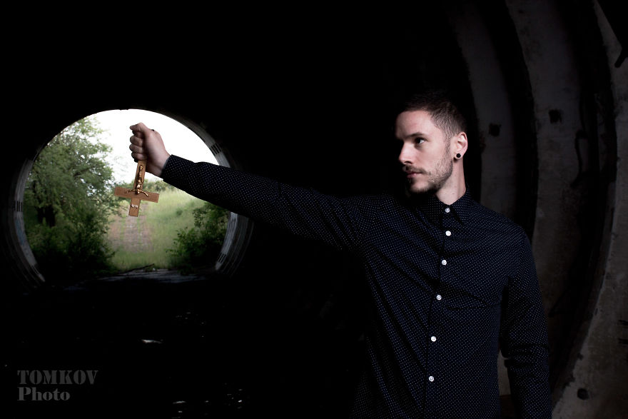 Hungarian Photographer Shoots Pictures Inspired By Low Budget Horror Movie Posters