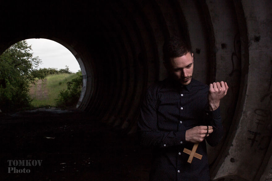 Hungarian Photographer Shoots Pictures Inspired By Low Budget Horror Movie Posters Hungarian Photographer Shoots Pictures Inspired By Low Budget Horror Movie Posters