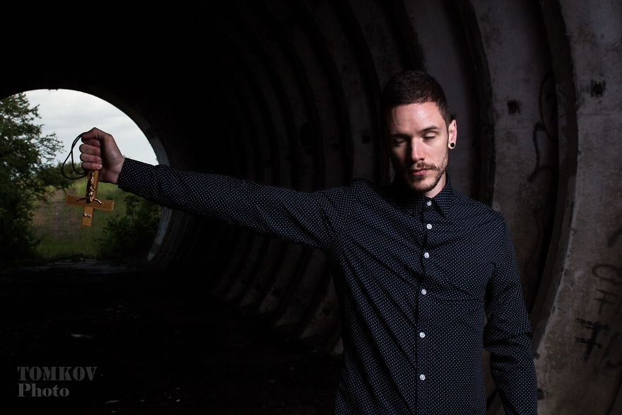 Hungarian Photographer Shoots Pictures Inspired By Low Budget Horror Movie Posters Hungarian Photographer Shoots Pictures Inspired By Low Budget Horror Movie Posters