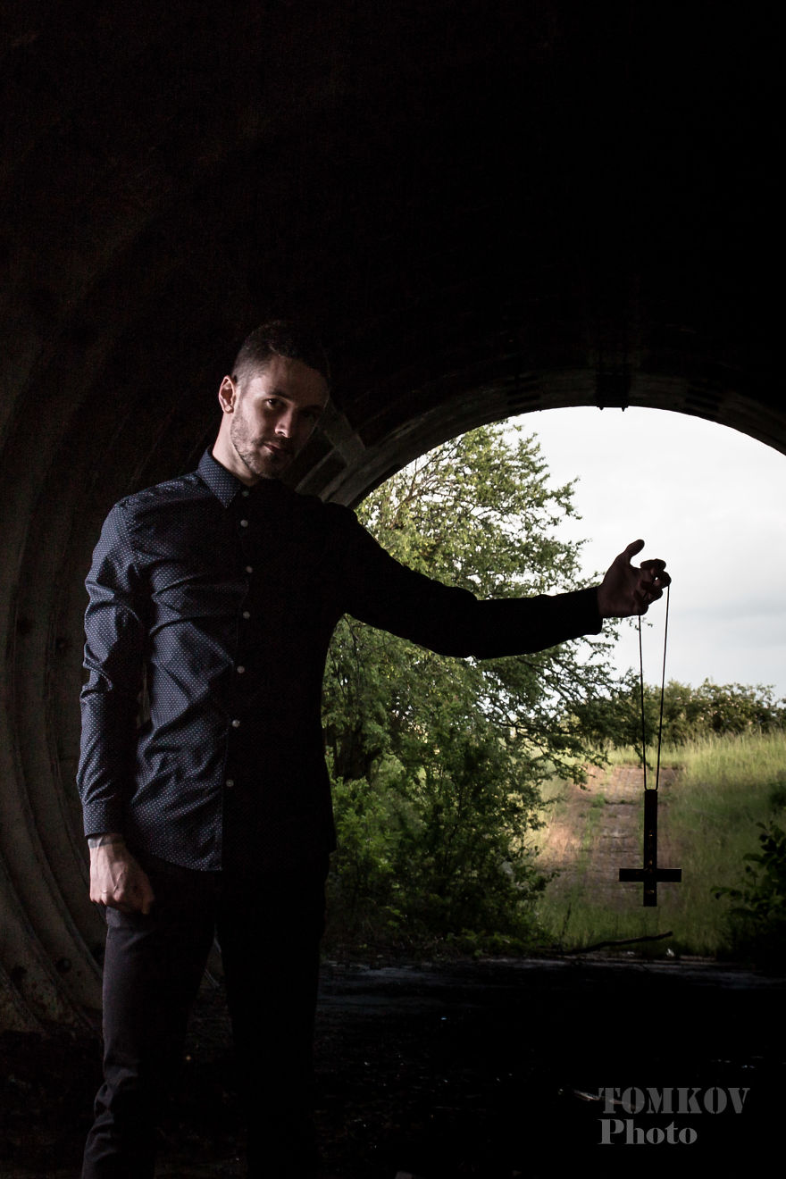 Hungarian Photographer Shoots Pictures Inspired By Low Budget Horror Movie Posters Hungarian Photographer Shoots Pictures Inspired By Low Budget Horror Movie Posters