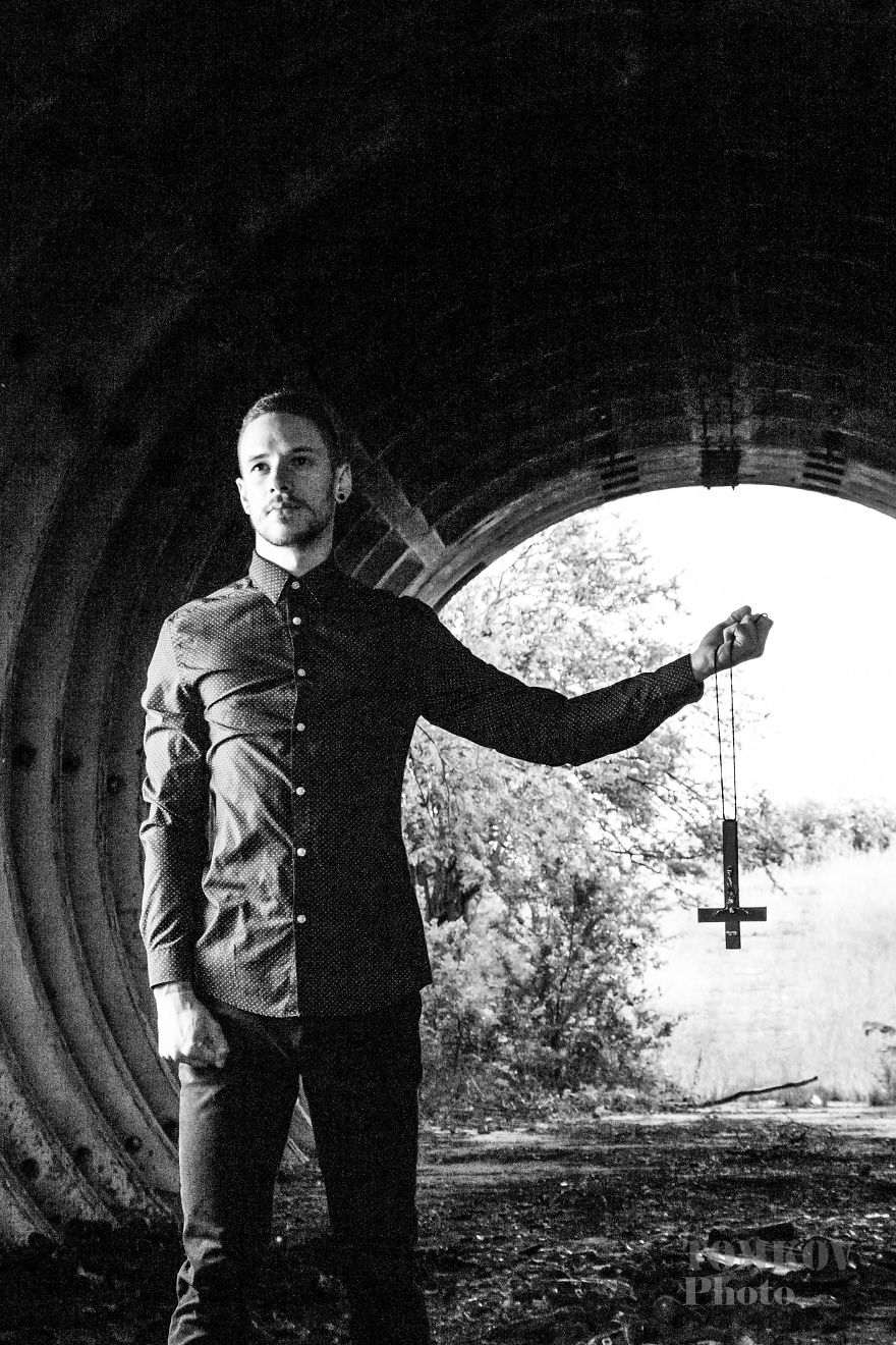 Hungarian Photographer Shoots Pictures Inspired By Low Budget Horror Movie Posters Hungarian Photographer Shoots Pictures Inspired By Low Budget Horror Movie Posters