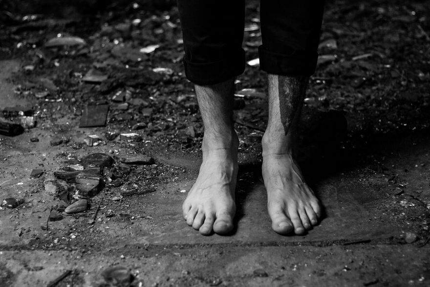 Hungarian Photographer Shoots Pictures Inspired By Low Budget Horror Movie Posters Hungarian Photographer Shoots Pictures Inspired By Low Budget Horror Movie Posters