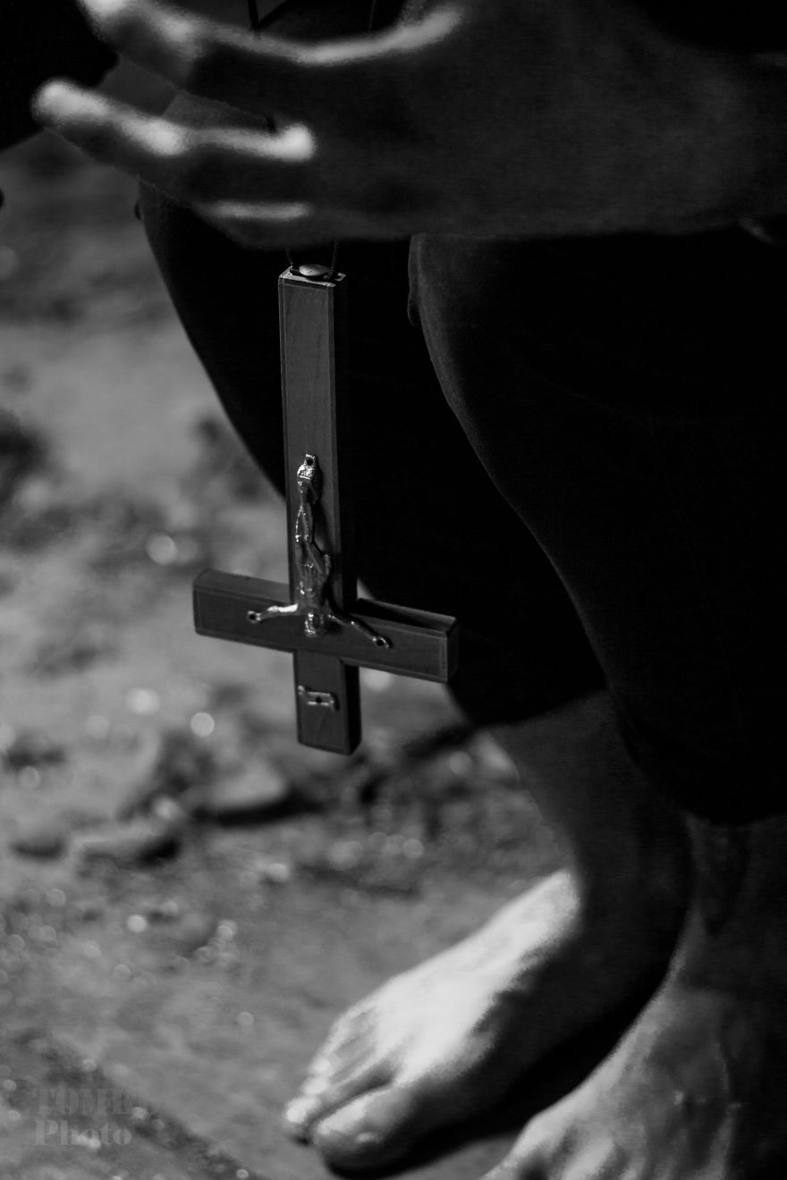 Hungarian Photographer Shoots Pictures Inspired By Low Budget Horror Movie Posters Hungarian Photographer Shoots Pictures Inspired By Low Budget Horror Movie Posters