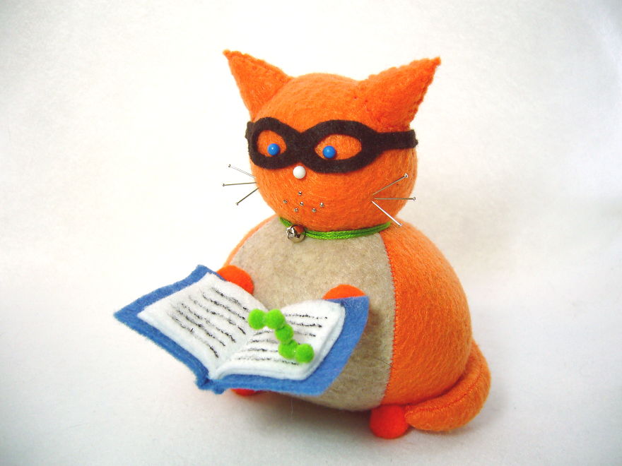 I Combined My Love Of Sewing And Cats To Create Functional Pincushions With Personality And Humor