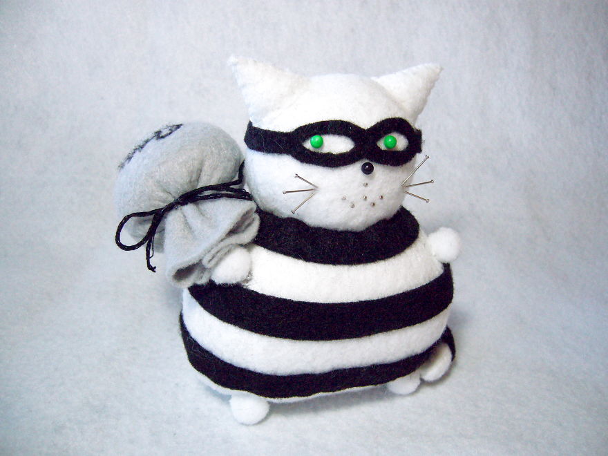 I Combined My Love Of Sewing And Cats To Create Functional Pincushions With Personality And Humor