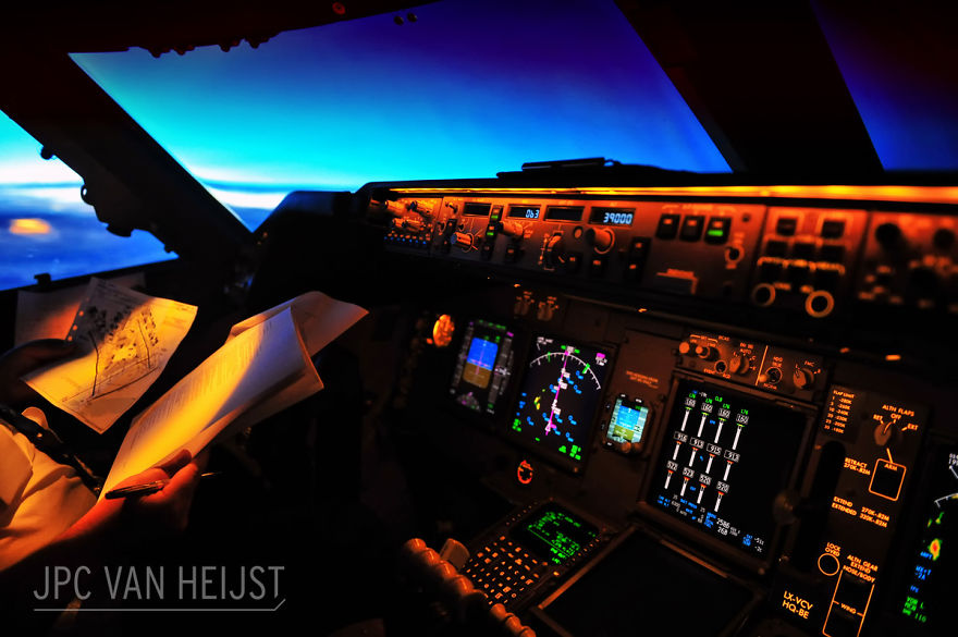 747 Pilot Takes Stunning Photos From His Cockpit, And His Pics Will Make You Want To Become A Pilot