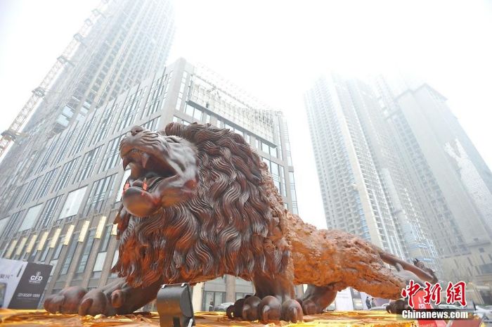 Giant Lion Carved From Single Tree By 20 People In 3 Years Becomes The World's Largest Redwood Sculpture