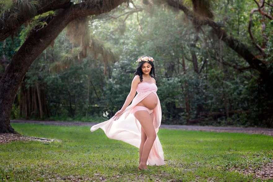 Deployed Husband Can't Come To Wife's Maternity Photo Shoot, So She Comes Up With A Heartwarming Idea Deployed Husband Can't Come To Wife's Maternity Photo Shoot, So She Comes Up With A Heartwarming Idea