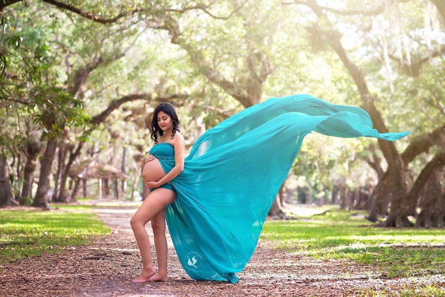 Deployed Husband Can't Come To Wife's Maternity Photo Shoot, So She Comes Up With A Heartwarming Idea Deployed Husband Can't Come To Wife's Maternity Photo Shoot, So She Comes Up With A Heartwarming Idea