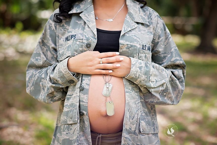 Deployed Husband Can't Come To Wife's Maternity Photo Shoot, So She Comes Up With A Heartwarming Idea Deployed Husband Can't Come To Wife's Maternity Photo Shoot, So She Comes Up With A Heartwarming Idea