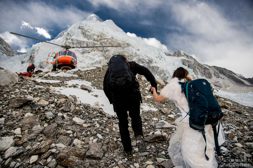 Couple Gets Married On Mount Everest After Trekking For 3 Weeks, And Their Wedding Photos Are Epic Couple Gets Married On Mount Everest After Trekking For 3 Weeks, And Their Wedding Photos Are Epic