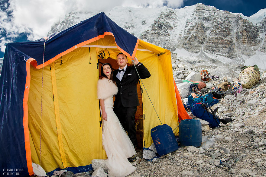 Couple Gets Married On Mount Everest After Trekking For 3 Weeks, And Their Wedding Photos Are Epic Couple Gets Married On Mount Everest After Trekking For 3 Weeks, And Their Wedding Photos Are Epic