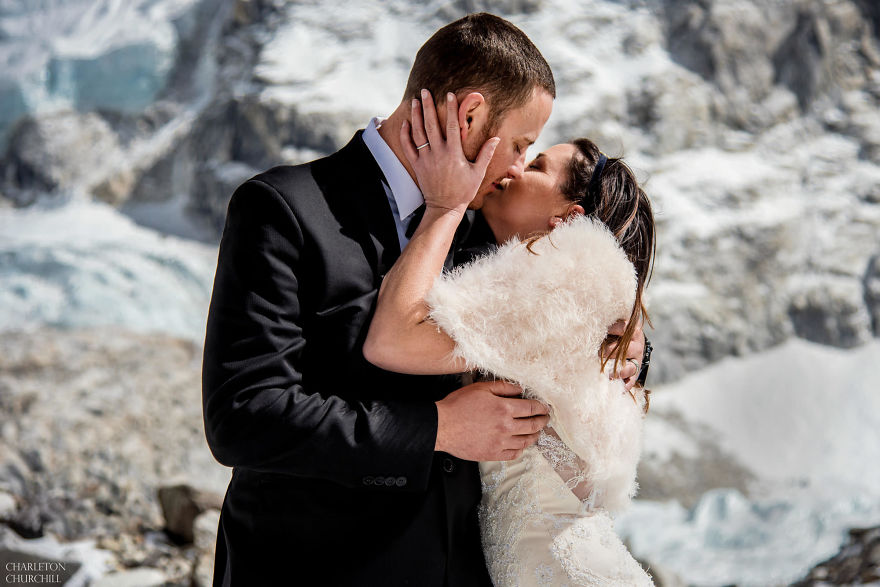 Couple Gets Married On Mount Everest After Trekking For 3 Weeks, And Their Wedding Photos Are Epic Couple Gets Married On Mount Everest After Trekking For 3 Weeks, And Their Wedding Photos Are Epic