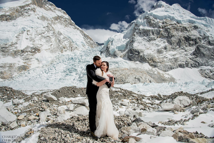 Couple Gets Married On Mount Everest After Trekking For 3 Weeks, And Their Wedding Photos Are Epic Couple Gets Married On Mount Everest After Trekking For 3 Weeks, And Their Wedding Photos Are Epic