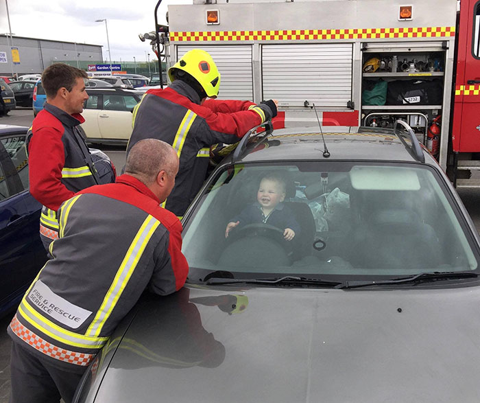 Toddler Can't Stop Laughing After Locking Himself In Car While 5 Firefighters Try To Rescue Him Toddler Can't Stop Laughing After Locking Himself In Car While 5 Firefighters Try To Rescue Him