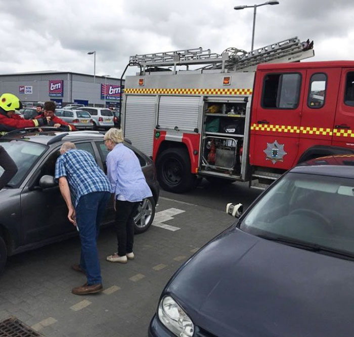Toddler Can't Stop Laughing After Locking Himself In Car While 5 Firefighters Try To Rescue Him Toddler Can't Stop Laughing After Locking Himself In Car While 5 Firefighters Try To Rescue Him