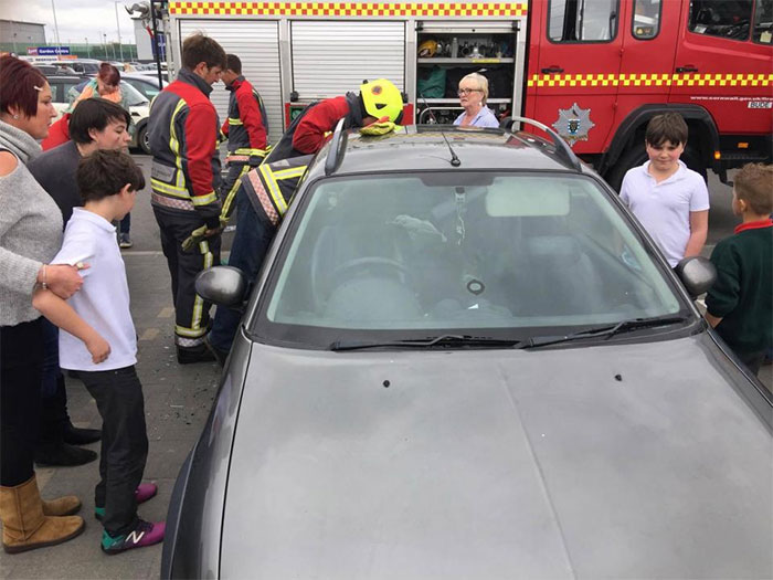 firemen-rescuing-laughing-toddler-from-locked-car-8 firemen-rescuing-laughing-toddler-from-locked-car-8