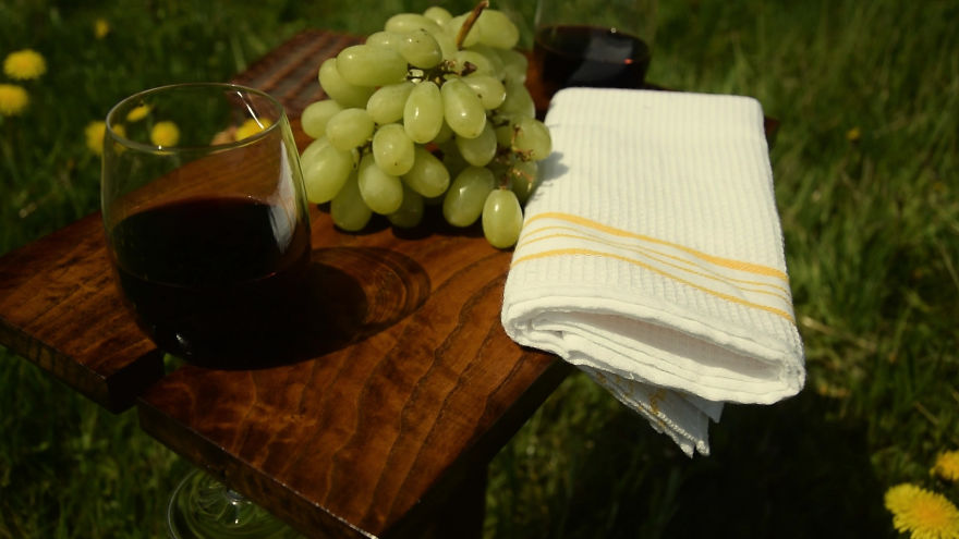 I Made An Oaken Picnic Table With Wine Holders