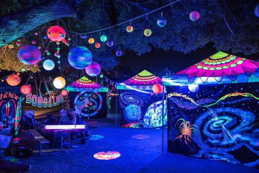 I Create Mind-Blowing 3d Blacklight Art Installations