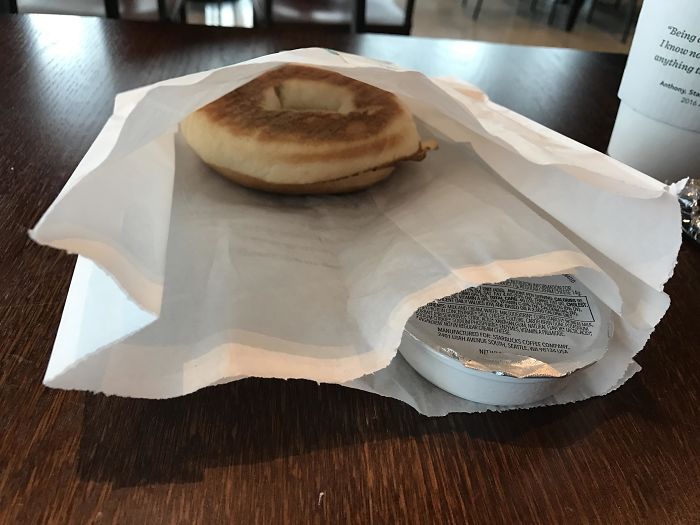 This Pastry Bag Has A Cutout For Condiments So They Don't Get Greasy