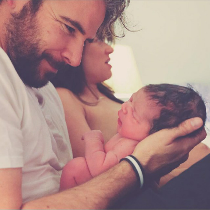 Pregnancy-giving-birth-fathers-participating-delivery-room