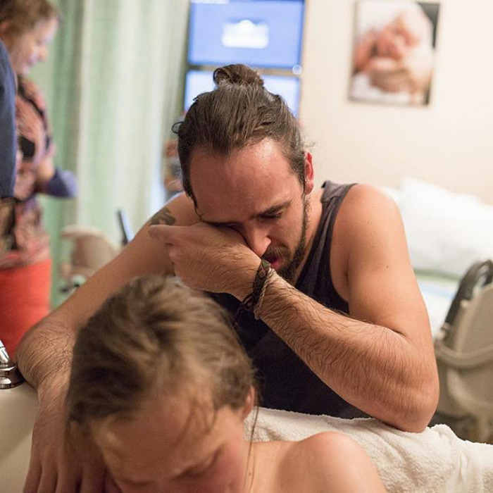 Pregnancy-giving-birth-fathers-participating-delivery-room