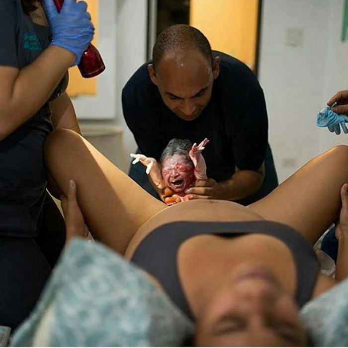 Pregnancy-giving-birth-fathers-participating-delivery-room