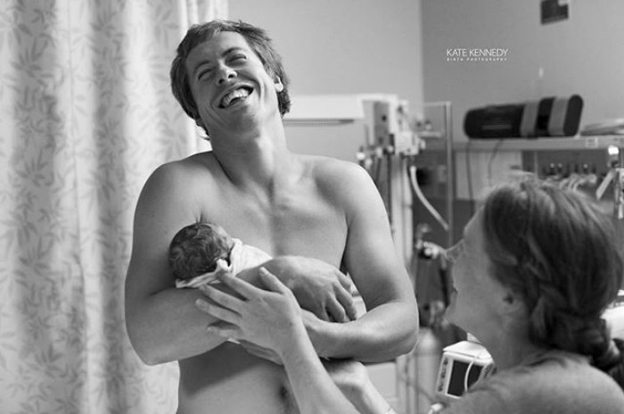 Pregnancy-giving-birth-fathers-participating-delivery-room