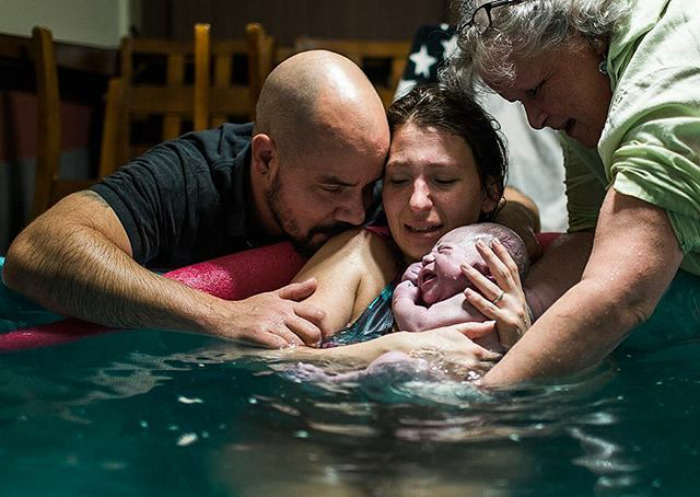 Pregnancy-giving-birth-fathers-participating-delivery-room