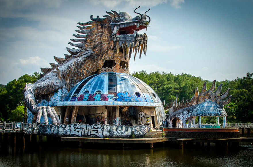 An Hour At A Run Down And Not So Spooky Waterpark, Hue