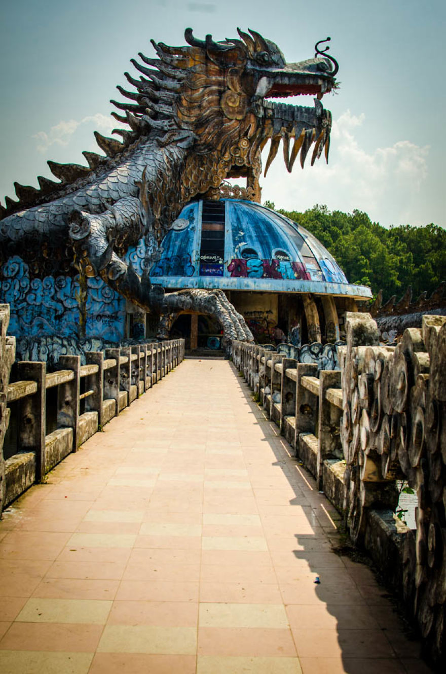 An Hour At A Run Down And Not So Spooky Waterpark, Hue