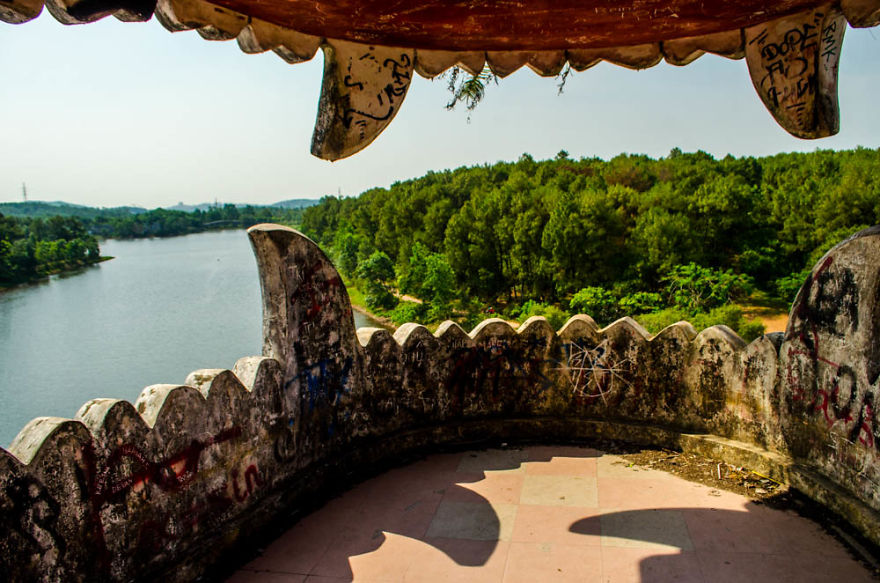 An Hour At A Run Down And Not So Spooky Waterpark, Hue