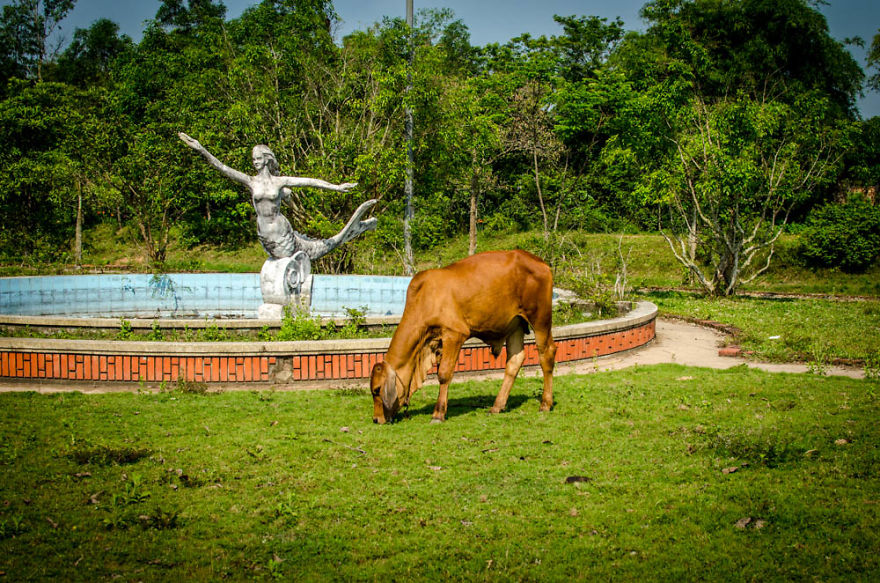 An Hour At A Run Down And Not So Spooky Waterpark, Hue
