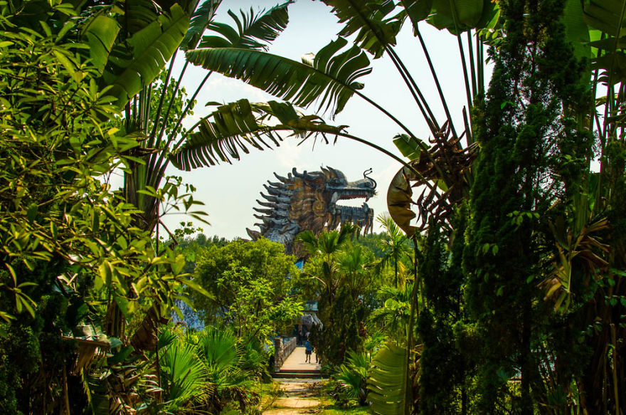 An Hour At A Run Down And Not So Spooky Waterpark, Hue