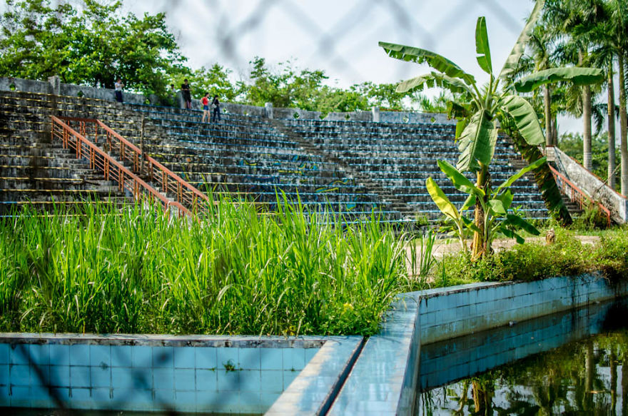 An Hour At A Run Down And Not So Spooky Waterpark, Hue