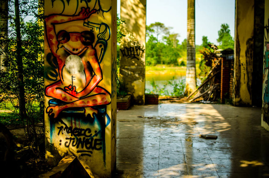 An Hour At A Run Down And Not So Spooky Waterpark, Hue