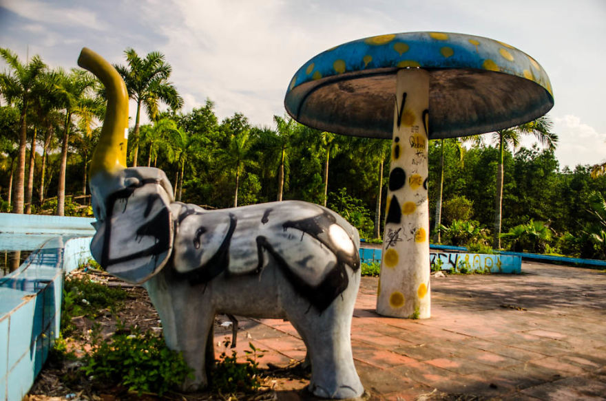 An Hour At A Run Down And Not So Spooky Waterpark, Hue